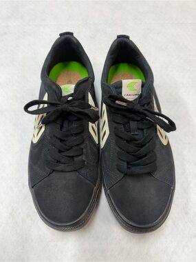 Cariuma Men’s Black & Cream Low-Top Sneakers with Green Insole